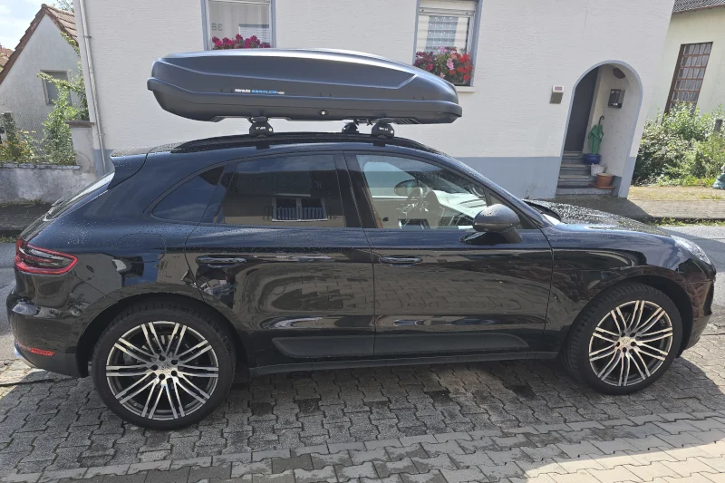 Eine Dachbox mit 430 Liter Volumen auf einem Porsche Macan