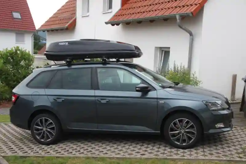Eine Dachbox mit 430 Liter Volumen auf einem Skoda Fabia Kombi