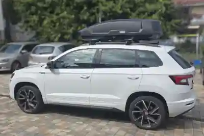 Eine Dachbox mit 450 Liter Volumen auf einem Skoda Karoq SUV