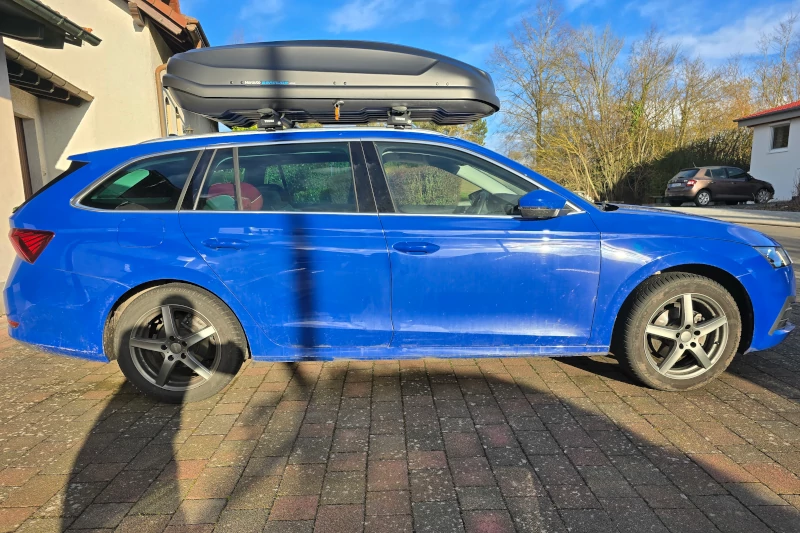 Eine Dachbox mit 430 Liter Volumen auf einem Skoda Octavia Kombi