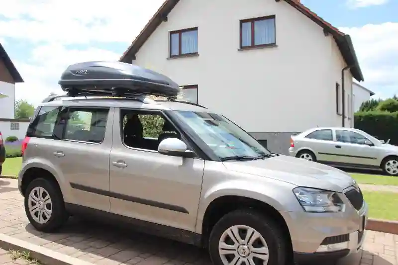 Eine Dachbox mit 370 Liter Volumen auf einem Skoda Yeti