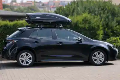 Eine THULE-Dachbox mit 400 Liter Volumen auf einem Toyota Corolla