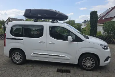 Eine THULE-Dachbox Modell "Force XT" mit 450 Liter Volumen auf einem Toyota Proace City Verso