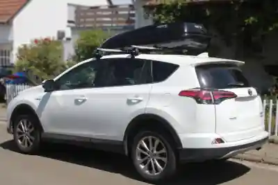 Eine HAPRO-Dachbox mit 430 Liter Volumen auf einem Toyota RAV4