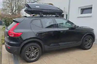 Eine Thule-Dachbox mit 400 Liter Volumen auf einem Volvo XC40