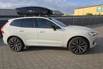 Eine THULE-Dachbox mit 450 Liter Volumen auf einem Volvo XC60