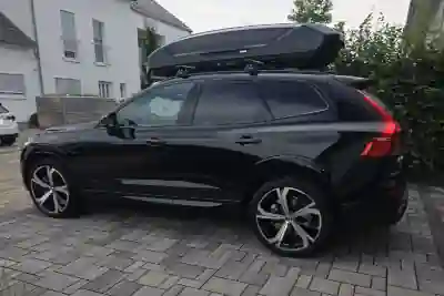 Eine THULE-Dachbox mit 610 Liter Volumen auf einem Volvo XC60