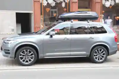 Eine Dachbox von HAPRO mit 430 Liter Volumen auf einem Volvo XC90