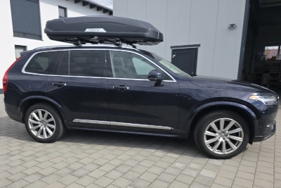 Eine Dachbox von HAPRO mit 640 Liter Volumen auf einem Volvo XC90