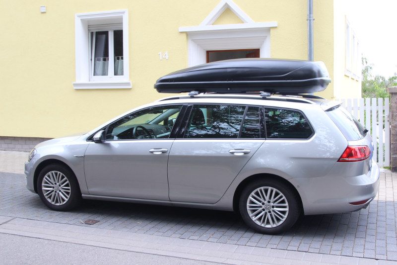 Ein VW Passat Variant mit einer Dachbox mit 530 Liter Volumen in Lampertheim