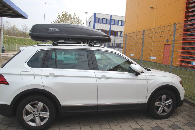 Ein Volkswagen Tiguan mit einer Dachbox mit 370 Liter Volumen in Kirchheim an der Weinstraße