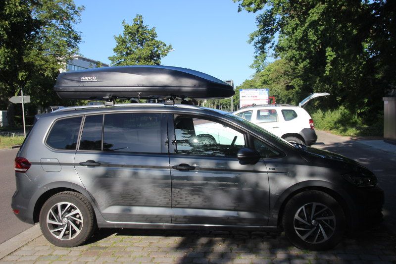 Ein VW Touran mit einer Dachbox mit 630 Litern Volumen in Neidenfels