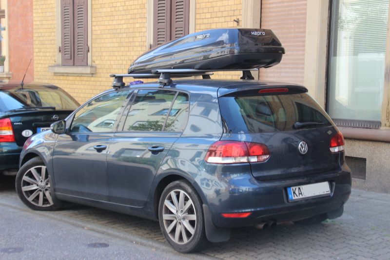 Ein VW Golf mit einer Dachbox mit 430 Litern Volumen in Lampertheim