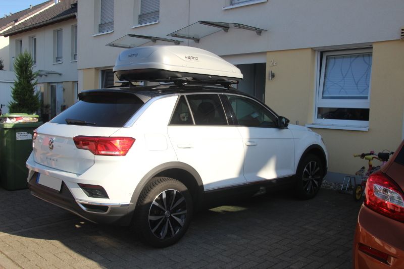 Ein VW T-Roc mit einer Dachbox mit 370 Liter Volumen in Rodalben