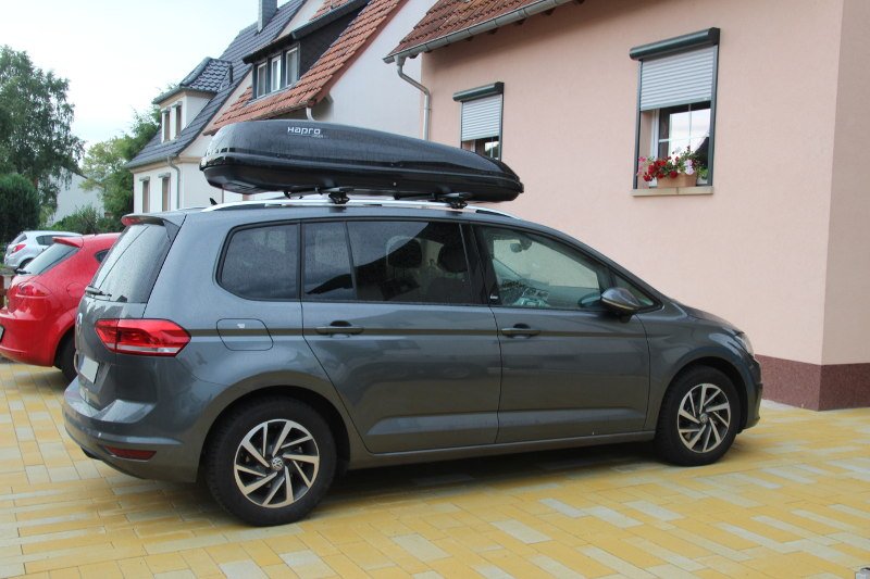 Ein Volkswagen Touran mit einer Dachbox mit 430 Liter Volumen in Lampertheim