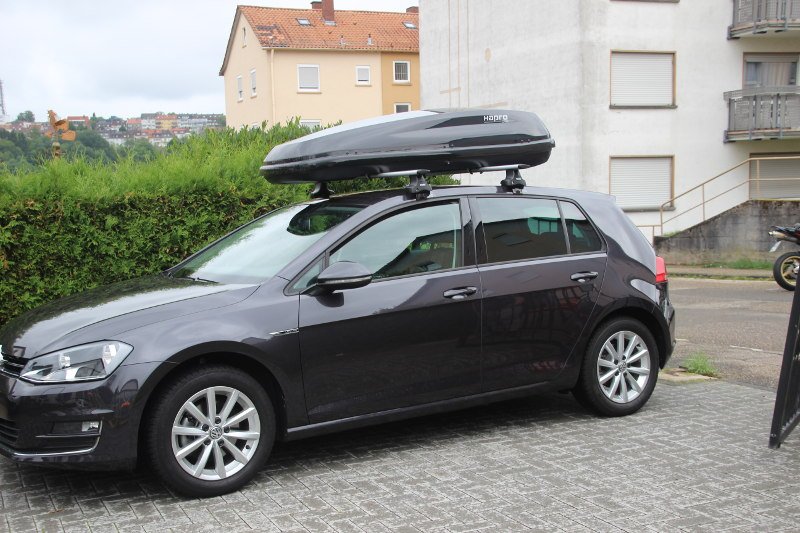 Ein VW Golf mit einer Dachbox mit 430 Liter Volumen in Lampertheim