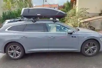 Eine Dachbox mit 450 Liter Volumen auf einem VW Arteon Shooting Brake