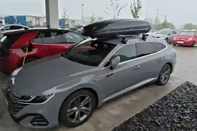 Eine Dachbox mit 530 Liter Volumen auf einem VW Arteon Shooting Brake