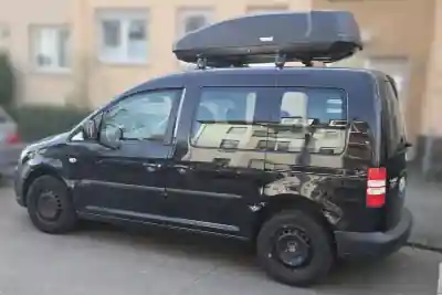 Eine Dachbox mit 450 Liter Volumen auf einem VW Caddy