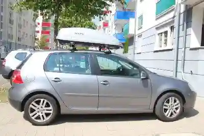 Eine Dachbox mit 370 Liter Volumen auf einem VW Golf