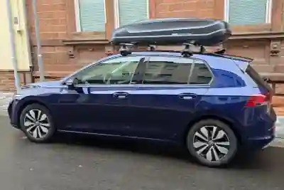 Eine Dachbox mit 430 Liter Volumen auf einem VW Golf
