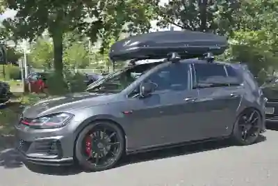 Eine Dachbox mit 530 Liter Volumen auf einem VW Golf