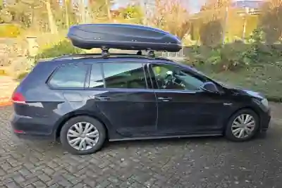 Eine Dachbox mit 430 Liter Volumen auf einem VW Golf Variant Kombi
