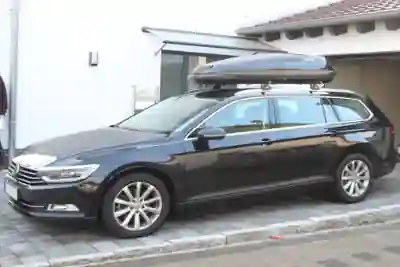 Eine Dachbox mit 430 Liter Volumen auf einem VW Passat Variant Kombi