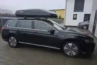 Eine Dachbox von Hapro mit 600 Liter Volumen auf einem VW Passat Variant Kombi