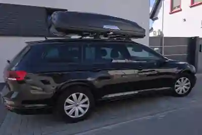 Eine Dachbox Marke Hapro mit 640 Liter Volumen auf einem VW Passat Variant Kombi