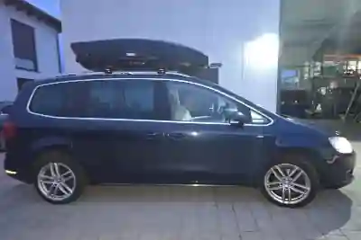 Eine Dachbox von Thule mit 450 Liter Volumen auf einem VW Sharan