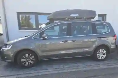 Eine Dachbox von HAPRO mit 640 Liter Volumen auf einem VW Sharan