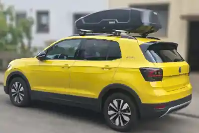 Eine Dachbox von THULE Trip G2 M mit 400 Liter Volumen auf einem VW T-Cross