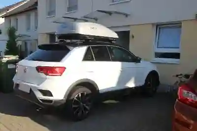 Eine Dachbox mit 370 Liter Volumen auf einem VW T-Roc