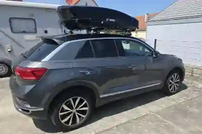 Eine Dachbox mit 400 Liter Volumen auf einem VW T-Roc