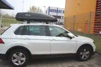 Eine Dachbox mit 370 Liter Volumen auf einem VW Tiguan
