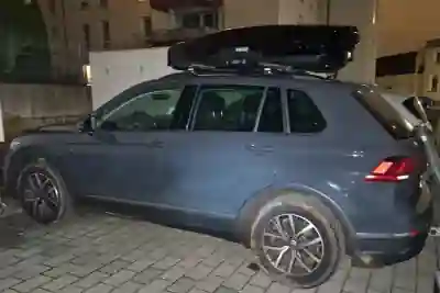 Eine Dachbox von THULE mit 400 Liter Volumen auf einem VW Tiguan