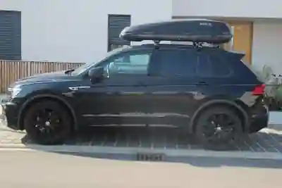 Eine Dachbox von HAPRO mit 430 Liter Volumen auf einem VW Tiguan