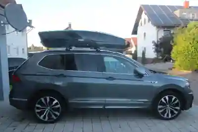 Eine Dachbox von THULE mit 610 Liter Volumen auf einem VW Tiguan Allspace