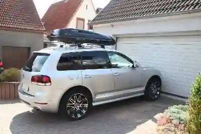 Eine Dachbox von HAPRO mit 530 Liter Volumen auf einem VW Touareg