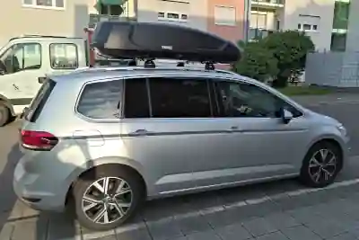 Eine Dachbox Marke Thule mit 450 Liter Volumen auf einem VW Touran