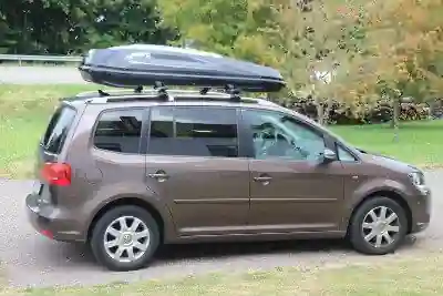 Eine Dachbox Marke HAPRO mit 530 Liter Volumen auf einem VW Touran