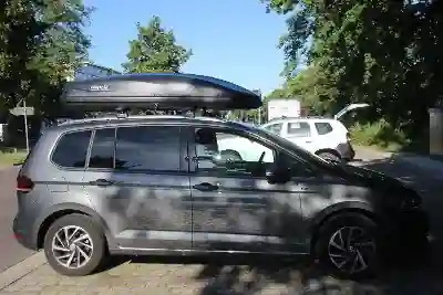 Eine Dachbox Marke HAPRO mit 600 Liter Volumen auf einem VW Touran