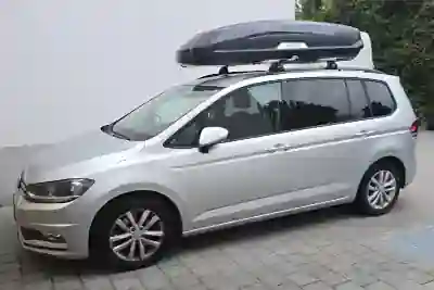 Eine Dachbox Marke HAPRO mit 640 Liter Volumen auf einem VW Touran